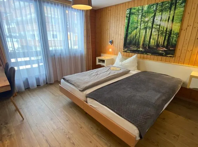 ガルニ イェーハーホフ ホテル サース フェー